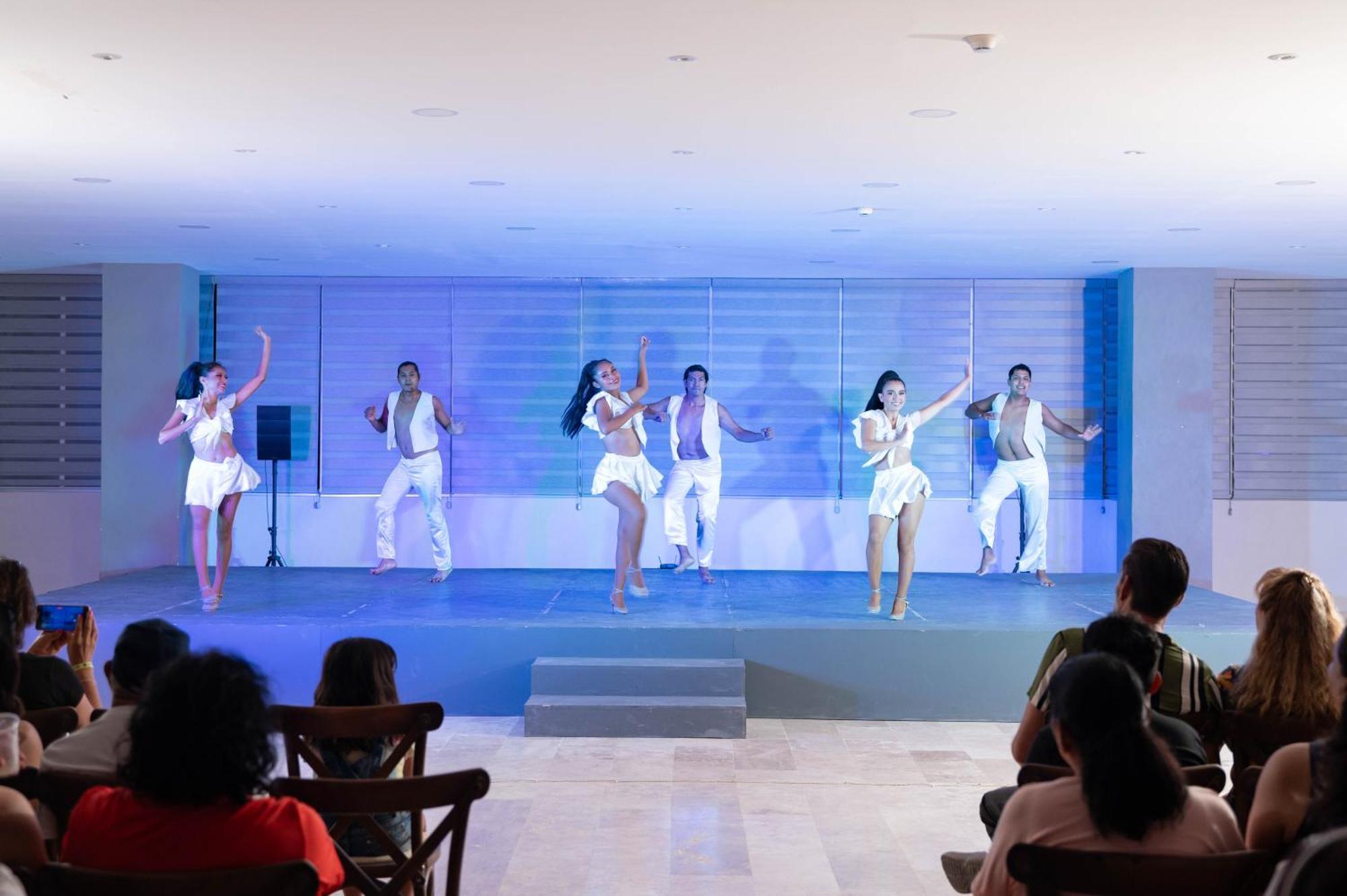 Ritz Acapulco All Inclusive Exteriér fotografie Entertainment at a resort
