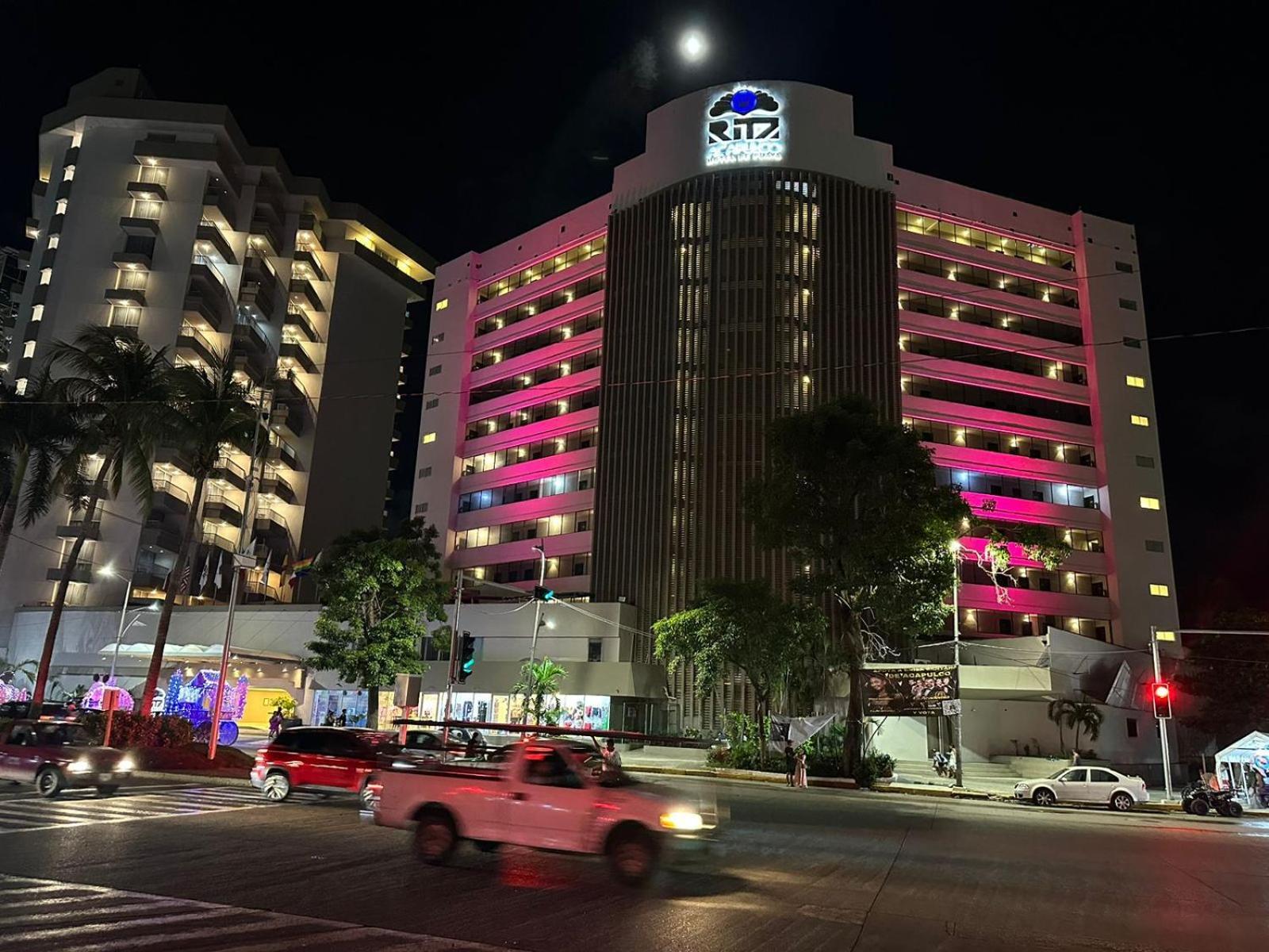 Ritz Acapulco All Inclusive Exteriér fotografie The hotel at night