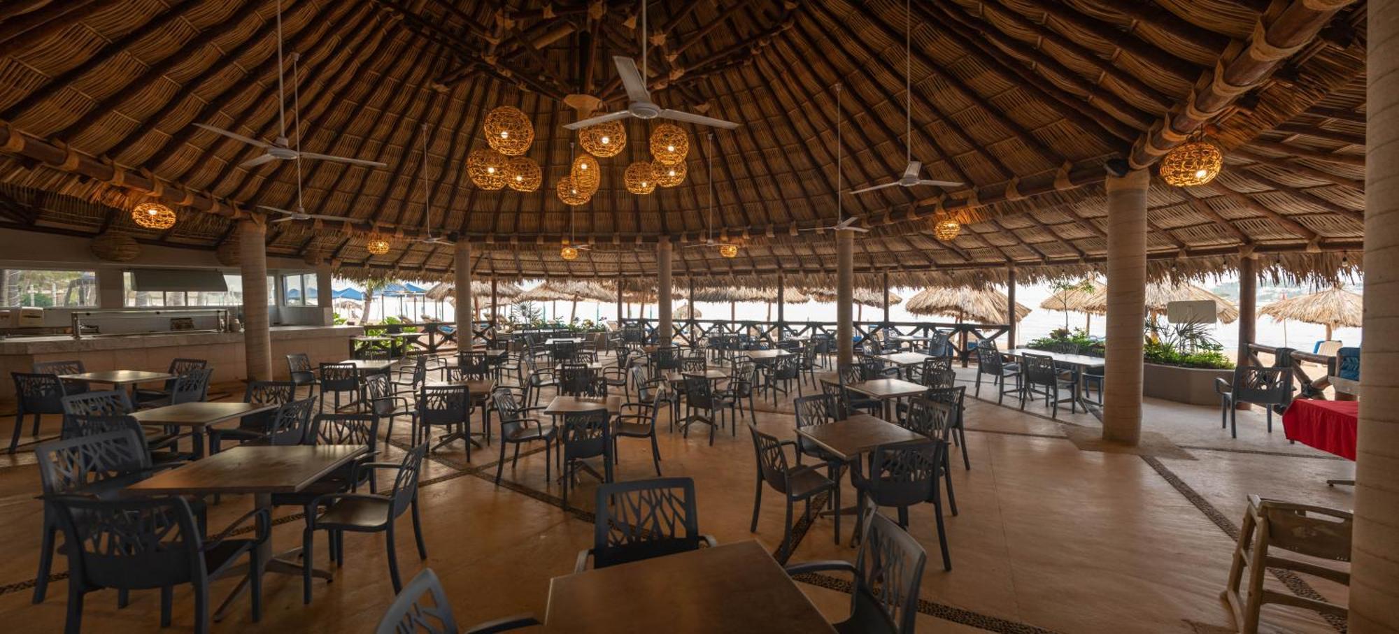 Ritz Acapulco All Inclusive Exteriér fotografie The interior of the buffet at the Grand Palladium Hotel