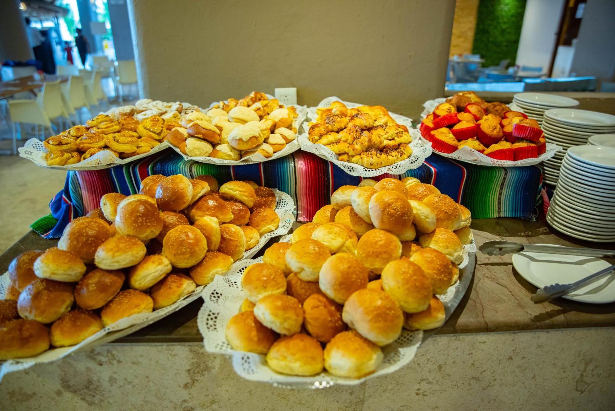 Ritz Acapulco All Inclusive Exteriér fotografie Buns and pastries