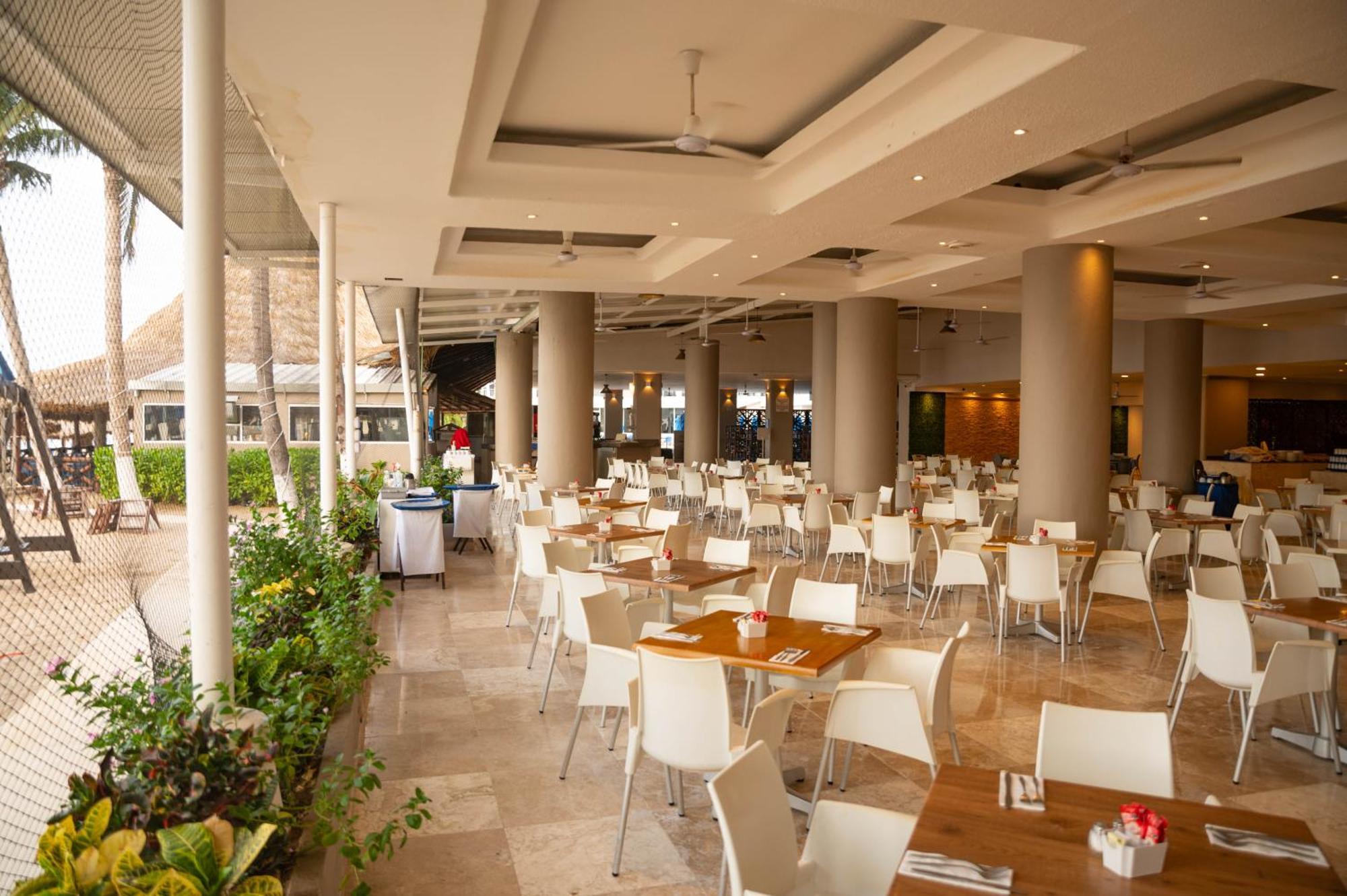 Ritz Acapulco All Inclusive Exteriér fotografie The restaurant at the hotel