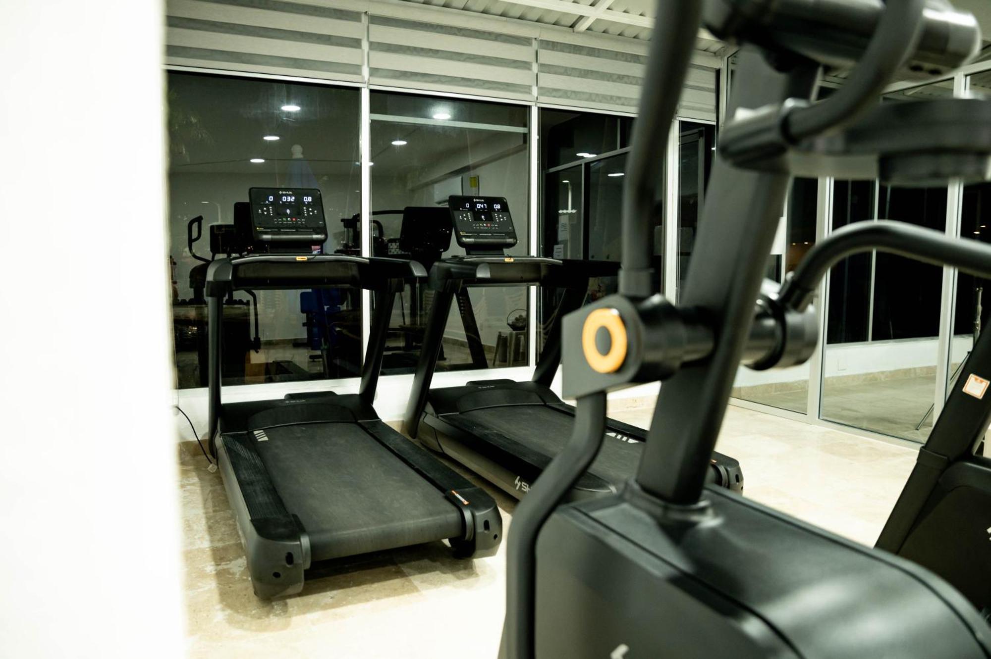Ritz Acapulco All Inclusive Exteriér fotografie A treadmill