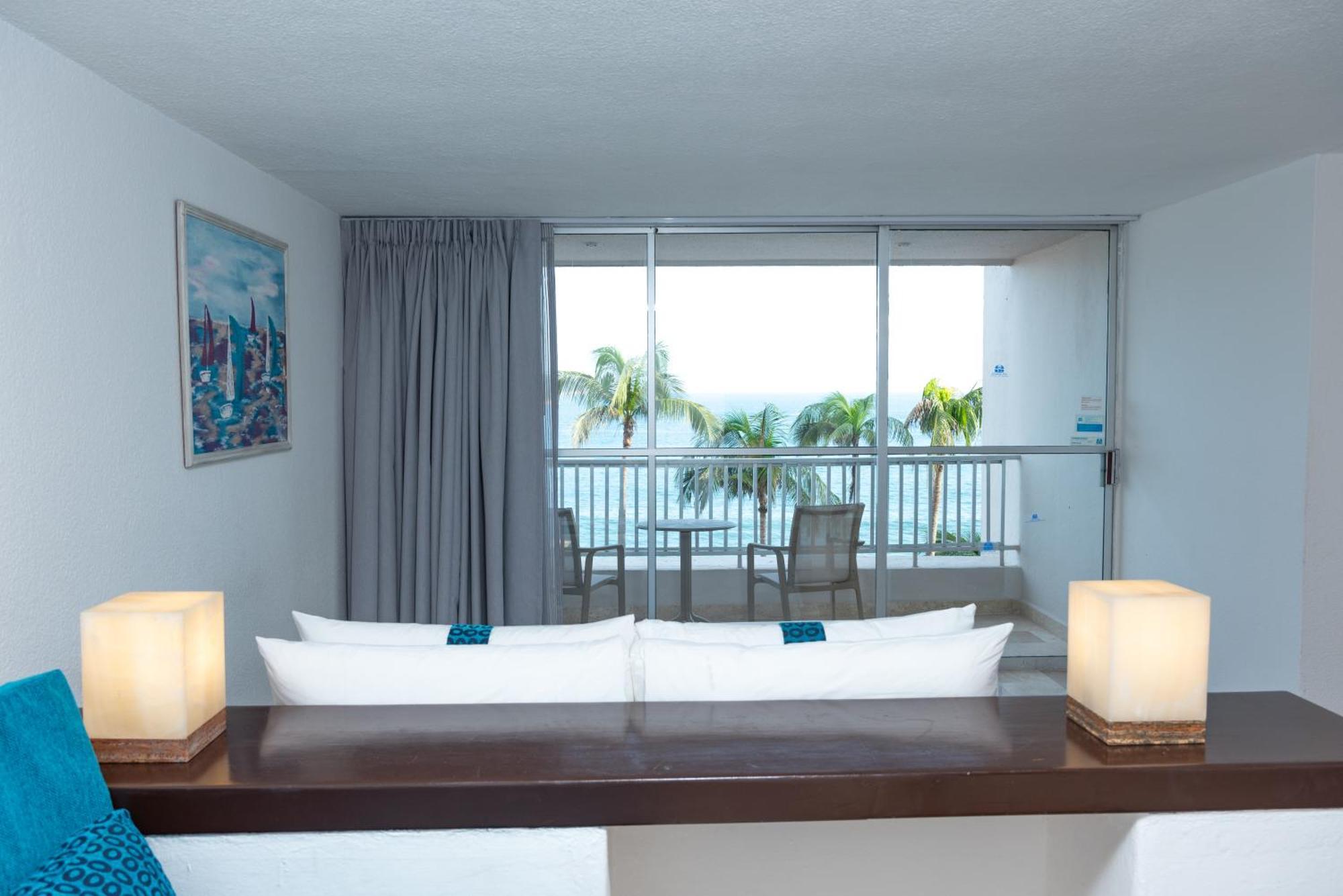 Ritz Acapulco All Inclusive Exteriér fotografie A room at the Hilton San Diego Bayfront
