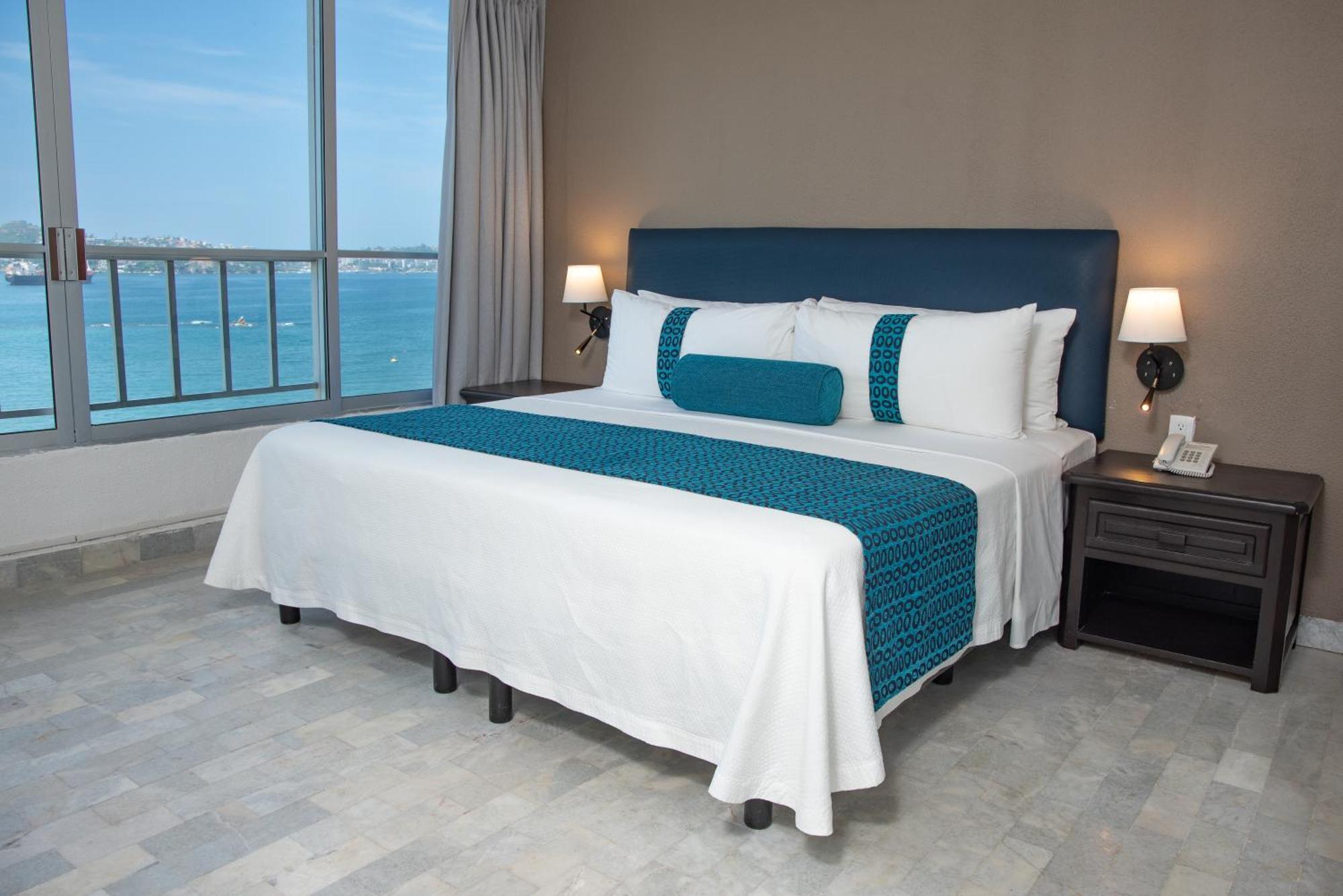 Ritz Acapulco All Inclusive Exteriér fotografie A bed with a bed runner