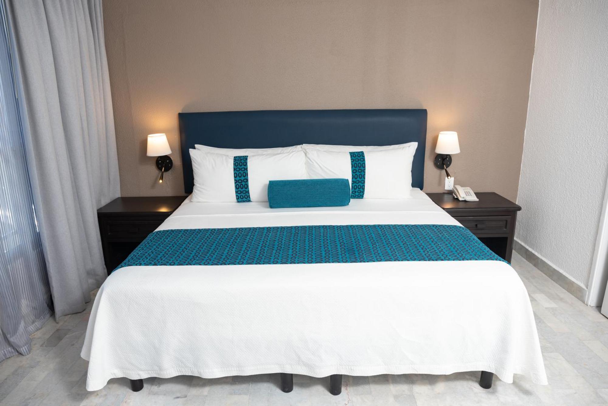 Ritz Acapulco All Inclusive Exteriér fotografie A bed with a bed runner
