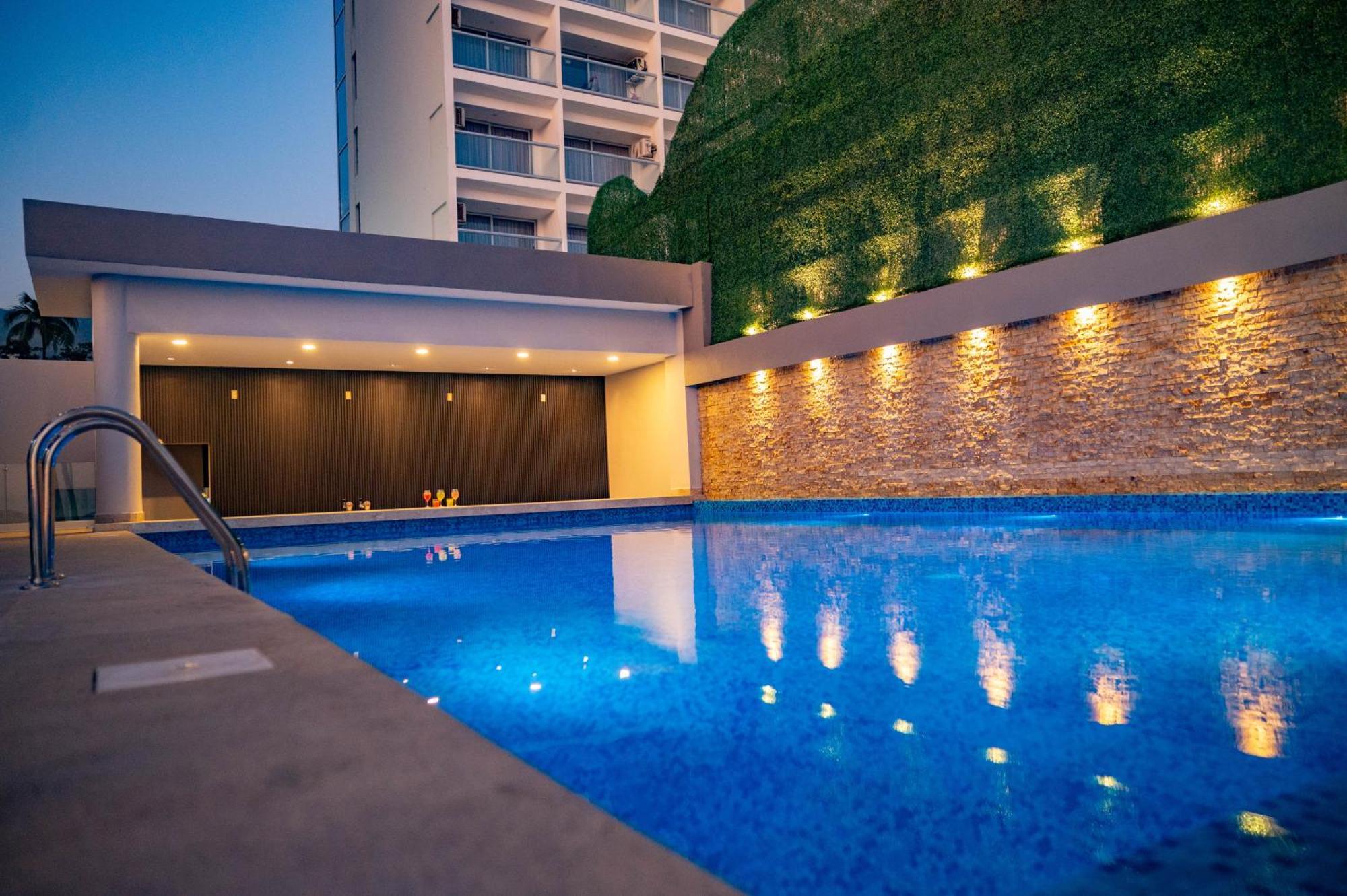 Ritz Acapulco All Inclusive Exteriér fotografie The swimming pool at the hotel