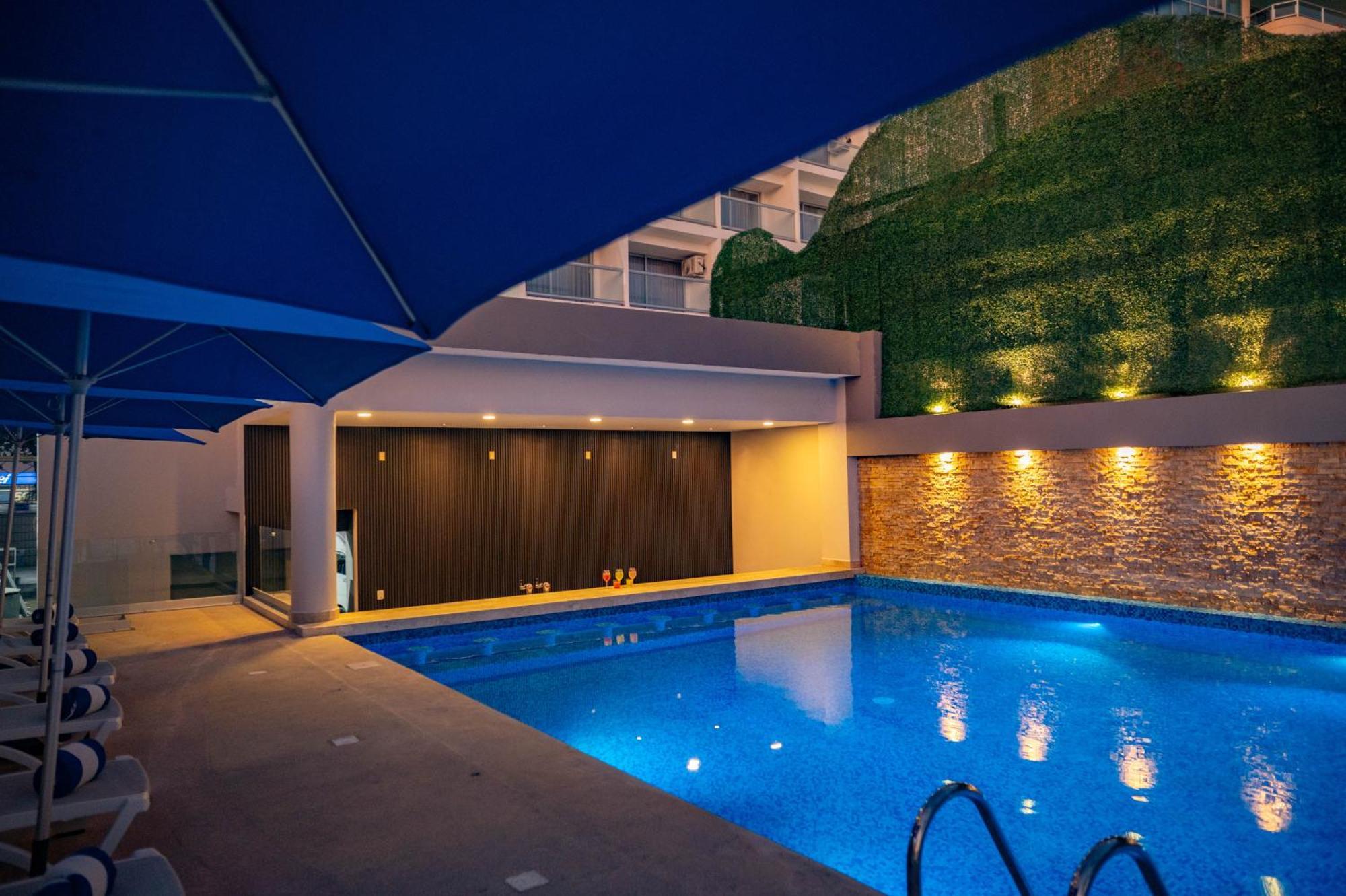 Ritz Acapulco All Inclusive Exteriér fotografie The swimming pool at the hotel