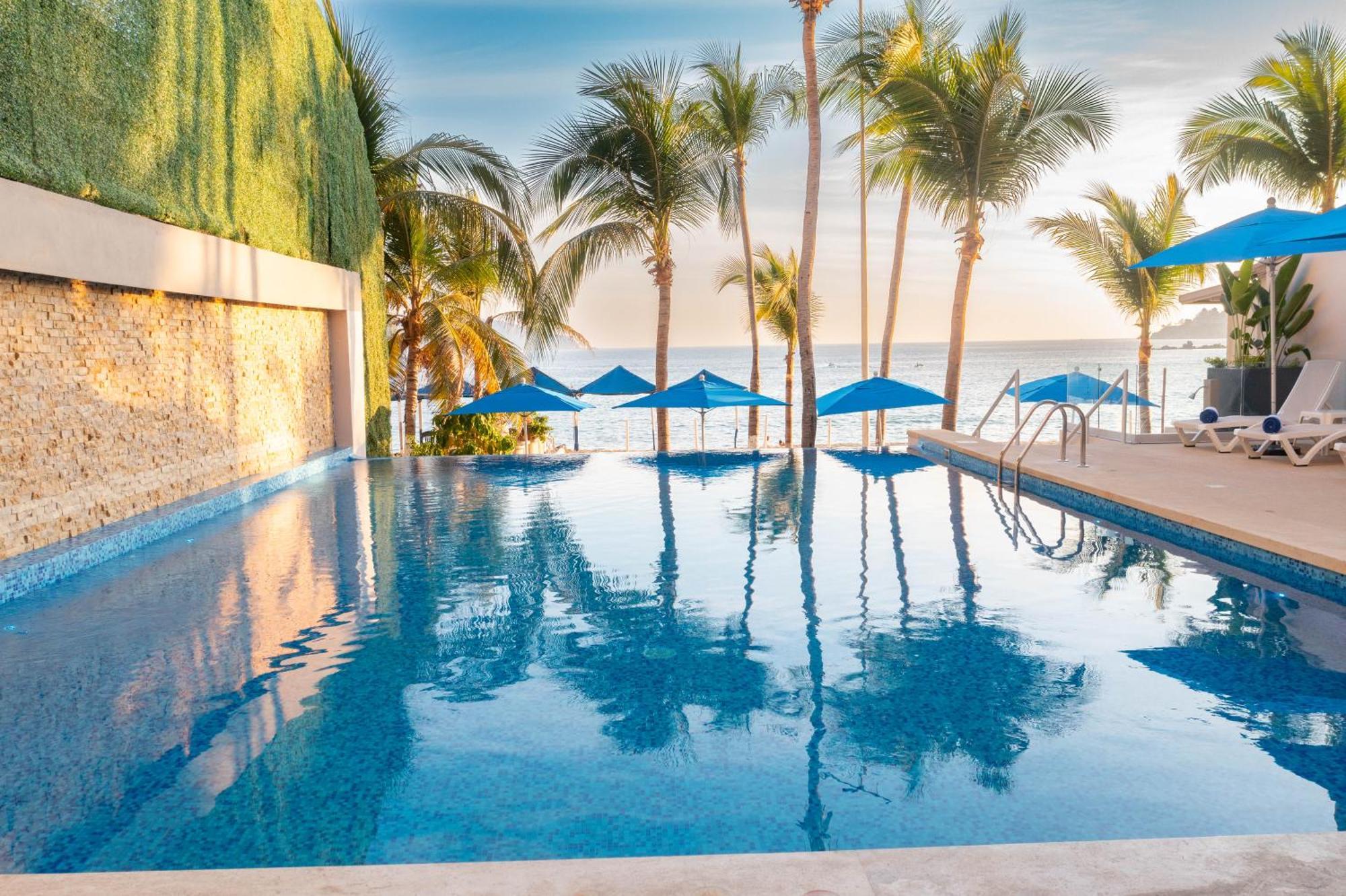 Ritz Acapulco All Inclusive Exteriér fotografie Infinity pool at the beach